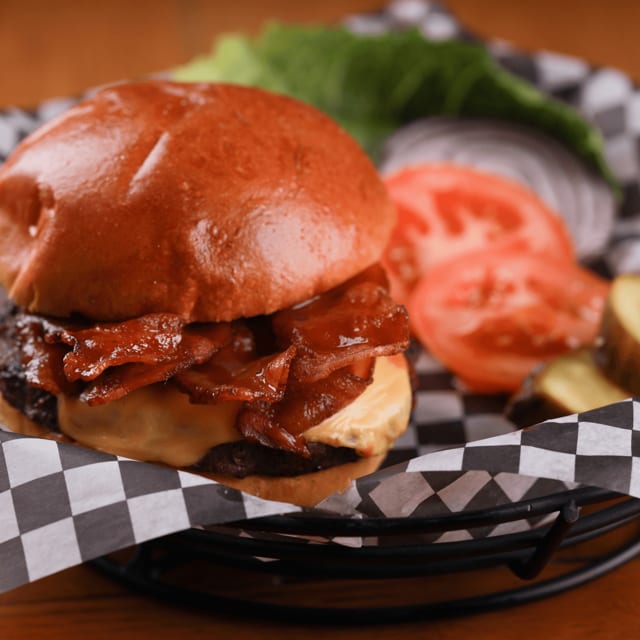 BBQ BACON CHEESEBURGER.